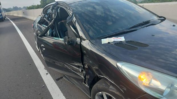 Sedan alami pecah ban ditabrak truk di Tol JORR