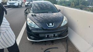 Alami Pecah Ban, Sedan Ditabrak Truk hingga Ringsek di Km 15 Tol JORR