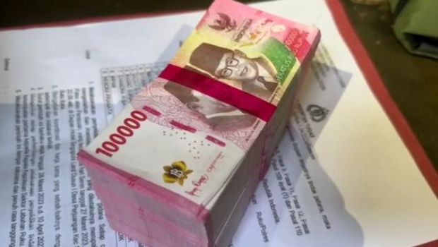 Segepok uang mainan yang digunakan pelajar MZ untuk beli sepeda motor. (Foto: Istimewa)