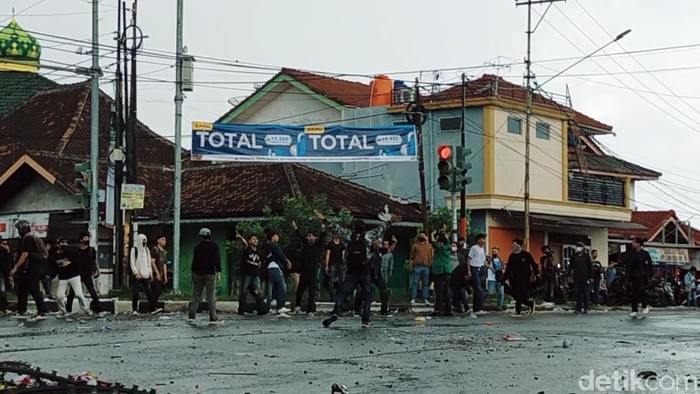 Sejumlah mahasiswa melempari batu ke arah petugas(Foto: Tommy Saputra)
