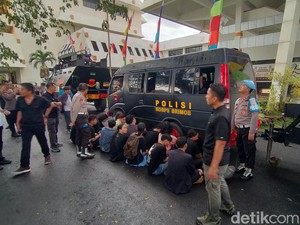 Ricuh Unras Tolak UU Ciptaker di DPRD Lampung, 48 Pendemo Ditangkap