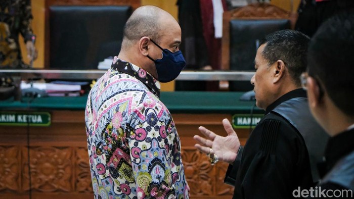 Irjen Teddy Minahasa dituntut hukuman mati oleh jaksa terkait kasus narkoba. Mantan Kapolda Sumbar ini melambaikan tangan sambil tersenyum usai sidang digelar, Kamis (30/3/2023).