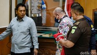 Jaksa meyakini Teddy bersalah melanggar Pasal 114 ayat 2 UU No 35 Tahun 2009 tentang Narkotika juncto Pasal 55 ayat 1 ke-1 KUHP.  
