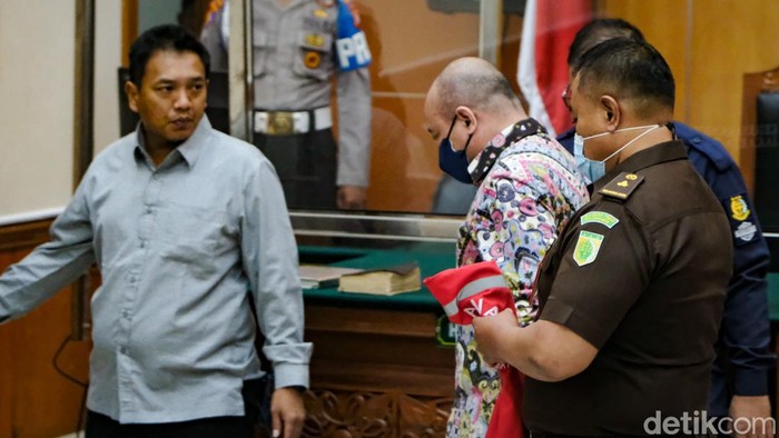 Senyum dan Lambaian Tangan Irjen Teddy Minahasa Usai Dituntut Mati Irjen Teddy Minahasa dituntut hukuman mati oleh jaksa terkait kasus narkoba. Mantan Kapolda Sumbar ini melambaikan tangan sambil tersenyum usai sidang digelar, Kamis (30/3/2023).
