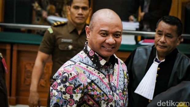 Irjen Teddy Minahasa dituntut hukuman mati oleh jaksa terkait kasus narkoba. Mantan Kapolda Sumbar ini melambaikan tangan sambil tersenyum usai sidang digelar, Kamis (30/3/2023).