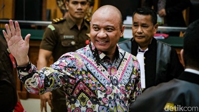 Senyum dan Lambaian Tangan Irjen Teddy Minahasa Usai Dituntut Mati