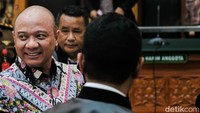 Hal-hal yang memberatkan tuntutan ialah Teddy telah memanfaatkan jabatannya sebagai Kapolda Sumbar dalam peredaran gelap narkoba.  