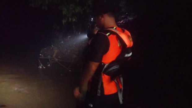 Seorang pekerja bangunan tercebur ke Kali Ciliwung, Kebon Baru, Tebet, Jakarta Selatan. Tim SAR menerjunkan sejumlah personel untuk mencari keberadaan korban. (dok Kansar Jakarta)