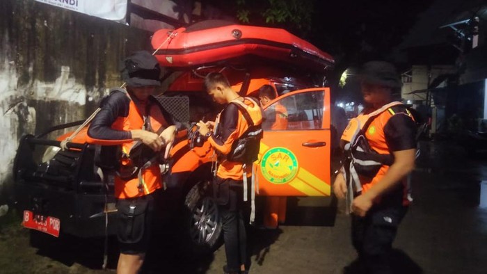 Seorang pekerja bangunan tercebur ke Kali Ciliwung, Kebon Baru, Tebet, Jakarta Selatan. Tim SAR menerjunkan sejumlah personel untuk mencari keberadaan korban. (dok Kansar Jakarta)