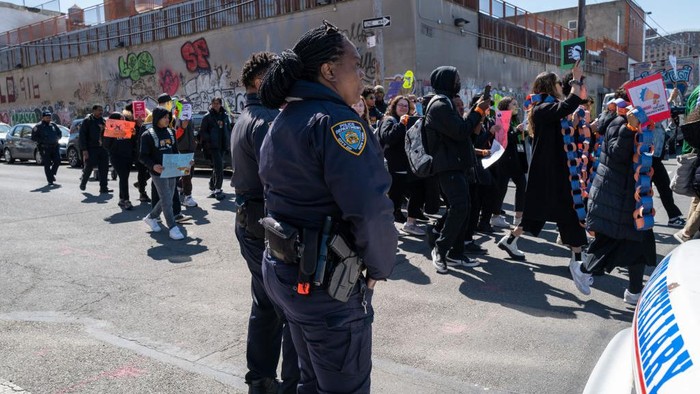 Siswa hingga guru di Brooklyn menggelar aksi melawan kekerasan senjata. Aksi ini dilakukan di luar Sekolah Menengah Piagam Williamsburg, New York City.