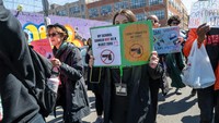 Sejumlah siswa, guru dan staf lainnya melakukan unjuk rasa di luar Sekolah Menengah Piagam Williamsburg di Brooklyn, New York City, Rabu (29/3/2023).