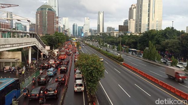 Situasi arus lalu lintas di Jalan Gatot Subroto macet di jam pulang kerja sore ini. Kendaraan roda dua dan roda empat masih terlihat mengantre. (Wildan N/detikcom)