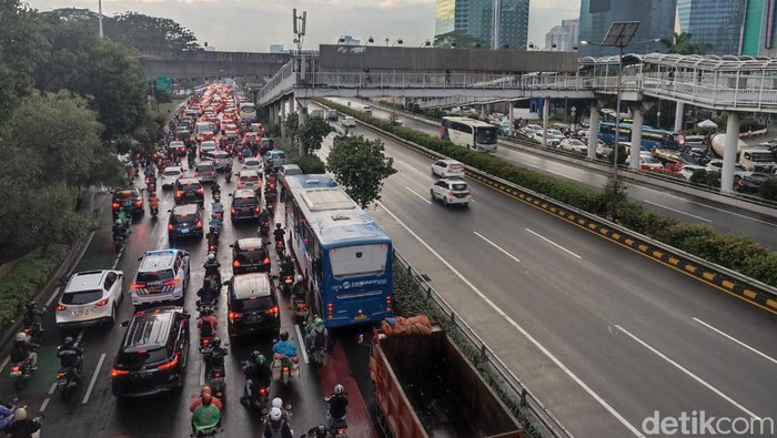 Situasi arus lalu lintas di Jalan Gatot Subroto macet di jam pulang kerja sore ini. Kendaraan roda dua dan roda empat masih terlihat mengantre. (Wildan N/detikcom)