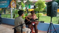 Siswa dibebaskan berkreasi dan didorong untuk mengikuti berbagai kompetisi. Tak jarang sekolah ini mendulang prestasi, bahkan sampai tingkat internasional. Alfian, salah satu siswa, merupakan atlet peraih juara 1 renang tingkat nasional 2022. Ia tengah menjalani persiapan ikut olimpiade di Berlin, Jerman pada ajang Special Olympic World Summer Games (SOWSG), Juni mendatang. Foto: Nikita Rosa/detikEdu