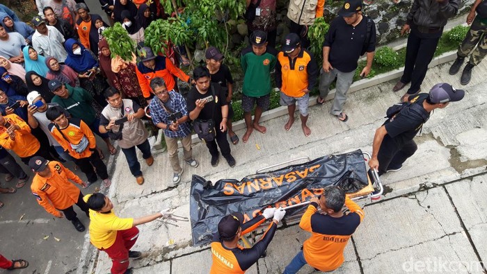 Suasana evakuasi jasad bocah kembar di Boyolali yang hanyut di sungai, Kamis (30/3/2023).