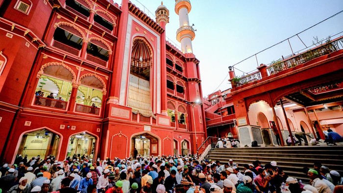 KOLKATA, INDIA - 2023/03/25: An areal view of the Principal Mosque of Kolkata - Nakhoda Mosque during the Iftar time of Ramadan month. Muslims around the world are required not to eat, drink or have sexual acts from dawn to dusk during the Holy Month of Ramadan. (Photo by Avishek Das/SOPA Images/LightRocket via Getty Images)