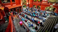 Saat Ramadan, Masjid Nakhoda ramai umat muslim beribadah hingga buka puasa bersama hingga.