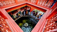 Nakhoda Mosque adalah masjid terbesar yang ada di Kolkata. Masjid bisa menampung hingga 10.000 orang bersamaan. Lokasinya pun sendiri sangat mudah untuk ditemukan, karena terletak di tengah kota dan di antara pusat keramaian, tepatnya di Rabindra Sarani, Chowringhee North, Bow Barracks, Kolkata.