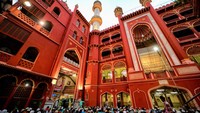 Arsitektur dari masjid ini tidak diragukan lagi cantiknya. Struktur arsitektur Nakhoda Mosque terinspirasi dari Akbars Tomb yang berada di Agra, yaitu Indo-Saracenic. Dekorasi masjid ini penuh dengan ornamen dan tentu saja sangat artistik.