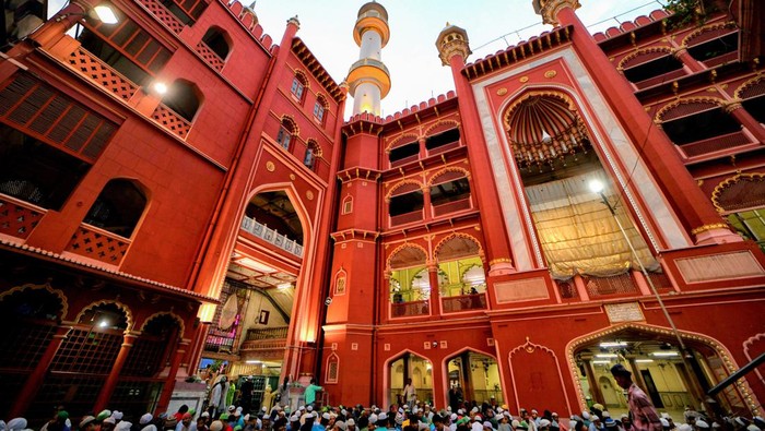 KOLKATA, INDIA - 2023/03/25: An areal view of the Principal Mosque of Kolkata - Nakhoda Mosque during the Iftar time of Ramadan month. Muslims around the world are required not to eat, drink or have sexual acts from dawn to dusk during the Holy Month of Ramadan. (Photo by Avishek Das/SOPA Images/LightRocket via Getty Images)