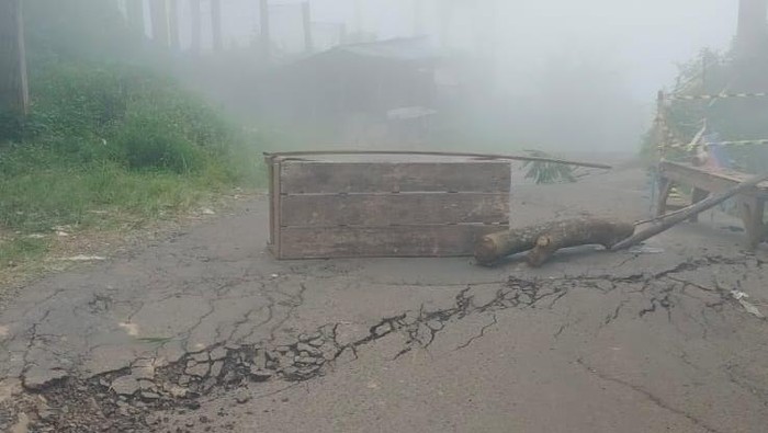 Tanah bergerak melanda Sukamakmur Bogor pada Selasa (28/3/2023) siang. Fenomena alam tersebut merusak bangunan vila hingga jalan alternatif Bogor-Cianjur.