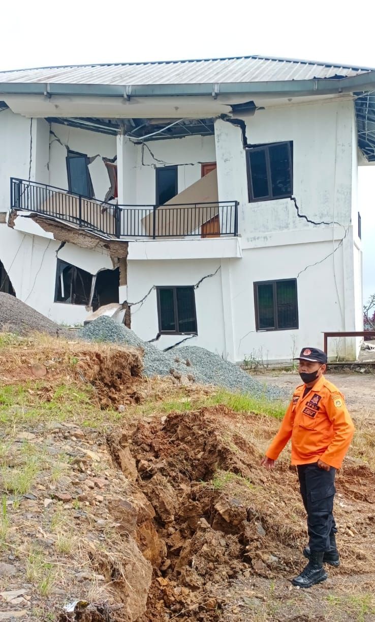 Tanah bergerak melanda Sukamakmur Bogor pada Selasa (28/3/2023) siang. Fenomena alam tersebut merusak bangunan vila hingga jalan alternatif Bogor-Cianjur.
