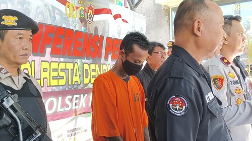 Tersangka I Made Muliantara, sekuriti curi uang saat dirilis di Mapolsek Kuta, Badung, Kamis (30/3/2023). (Triwidiyanti/detikBali)