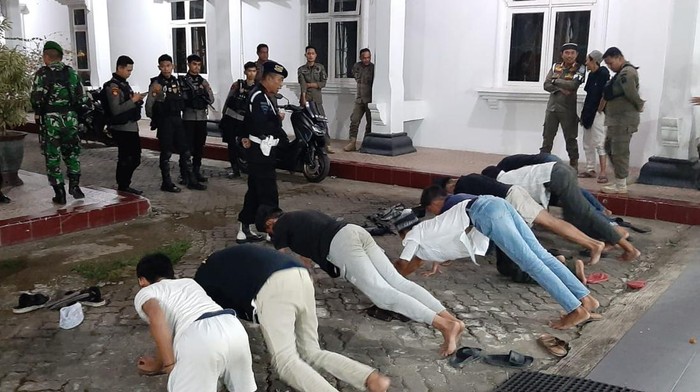 Tim Patroli Ramadan Bone saat mengamankan remaja yang terjaring razia.