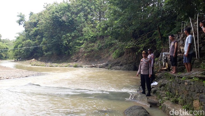 Tim SAR gabungan mencari 2 bocah kembar yang hanyut di sungai Wonosegoro Broylali, Kamis (30/3/2023).