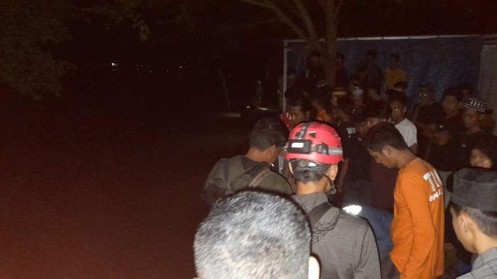 Tim SAR melakukan pencarian penumpang perahu yang  tenggelam di Sungai Walanae di Kabupaten Wajo, Sulawesi Selatan (Sulsel).