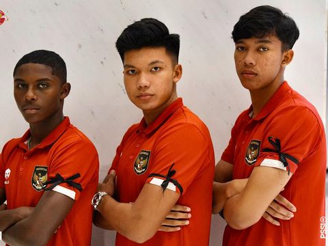 Timnas Indonesia U-20 batal main di Piala Dunia U-20 2023 usai status tuan rumahnya dicabut. Hugo Samir cs mengekspresikan kesedihan dengan pita hitam.