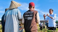 Jokowi juga sempat berdialog dengan para petani yang sedang memanen padi.