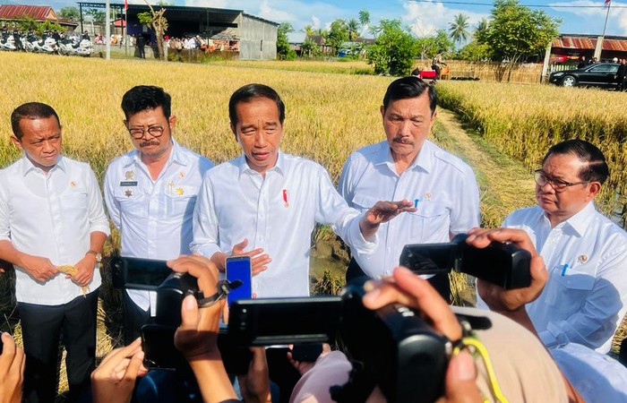 Presiden Joko Widodo meninjau secara langsung pelaksanaan panen raya padi di Kabupaten Maros, Provinsi Sulawesi Selatan, pada Kamis pagi, 30 Maret 2023. Presiden berharap hasil panen di Sulawesi Selatan dapat melebihi target sehingga bisa dibawa ke provinsi lain yang membutuhkan.