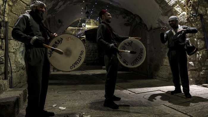 Tradisi Menabuh Drum untuk Bangunkan Sahur di Palestina A troupe of young Palestinian