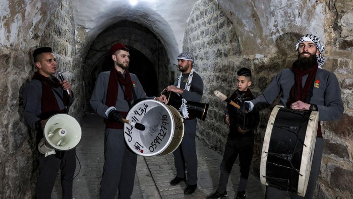 Tradisi Menabuh Drum untuk Bangunkan Sahur di Palestina A troupe of young Palestinian
