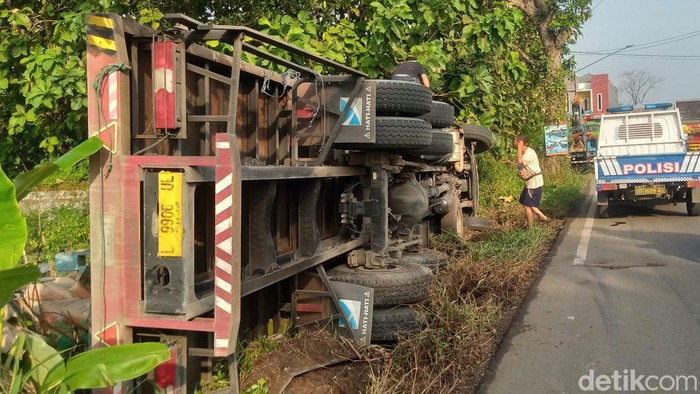 Truk terguling di jalan lingkar Delanggu Klaten, Kamis (30/3/2023).