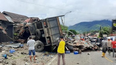 Kecelakaan Beruntun di Jalur Padang-Bukittinggi