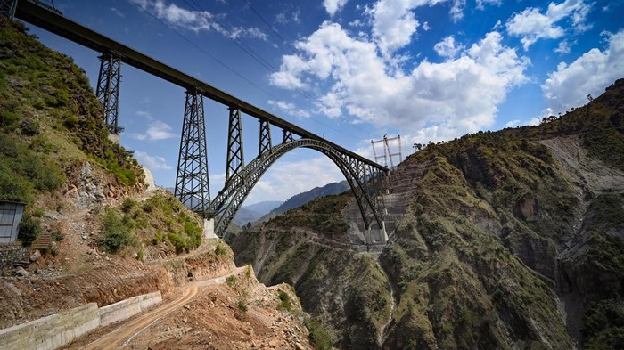 Wujud Jembatan Rel Kereta Tertinggi di Dunia, Ada di India Lho KATRA, INDIA - MARCH 26: A view of newly constructed Chenab Bridge, World's highest Rail arch bridge of Indian Railways on Udampur- Srinagar-Baramulla-Rail link project during its media preview in Reasi district, on March 26, 2023 in Katra, India. The bridge is supported by 96 cables, making it stronger and suitable for trains running at speeds of up to 100 kmph, a senior officer of northern railways was quoted as saying in a report. (Photo by Sanchit Khanna/Hindustan Times via Getty Images)