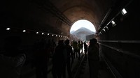 Jembatan Chenab juga dapat menahan kecepatan angin tinggi hingga 266 km/jam, dan akan tetap beroperasi pada kecepatan terbatas 30 km/jam. Selain itu, jembatan itu juga dirancang khusus untuk menahan kekuatan gempa dengan intensitas tertinggi zona-V di India.