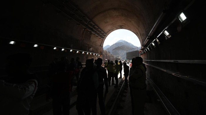 Wujud Jembatan Rel Kereta Tertinggi di Dunia, Ada di India Lho KATRA, INDIA - MARCH 26: A view of newly constructed Chenab Bridge, World's highest Rail arch bridge of Indian Railways on Udampur- Srinagar-Baramulla-Rail link project during its media preview in Reasi district, on March 26, 2023 in Katra, India. The bridge is supported by 96 cables, making it stronger and suitable for trains running at speeds of up to 100 kmph, a senior officer of northern railways was quoted as saying in a report. (Photo by Sanchit Khanna/Hindustan Times via Getty Images)