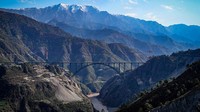 Jembatan melengkung itu dibangun dengan ketinggian 359 meter di atas sungai Chenab di Jammu dan Kashmir, India.