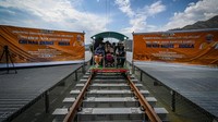 Jembatan yang dibangun dengan biaya sebesar Rs 1.486 crore ini, adalah bagian dari proyek Udhampur-Srinagar-Baramulla Railway Link (USBRL).