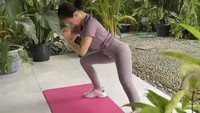 Tak hanya Tenis, Yuni juga melakukan beberapa olahraga seperti plank, sit up, dan angkat beban. Saat menjaga tubuhnya, ia mengatur pola makannya agar tidak gemuk dengan cara makan nasi sehari sekali. Foto: Instagram @yunishara36