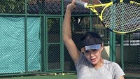 Olahraga yang baru-baru ini dijalani oleh Yuni adalah tenis. Meski dirinya terbilang baru mempelajari olahraga ini, tetapi Yuni Shara merasa senang dan selalu bersemangat untuk berolahraga. Foto: Instagram @yunishara36