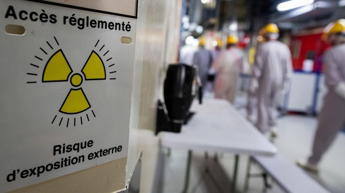 1250070646 Employees work inside the engine room during decennial works at the Saint-Laurent nuclear power plant, operated by Electricite de France SA (EDF), in Saint-Laurent-Nouan, France on Thursday, March 30, 2023. French power prices rose as the nations largest utility EDF extended outages at its nuclear reactors and as strikes and maintenance problems continue to plague its fleet. Photographer: Benjamin Girette/Bloomberg via Getty Images