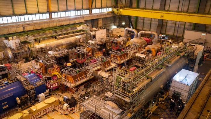 1250070646 Employees work inside the engine room during decennial works at the Saint-Laurent nuclear power plant, operated by Electricite de France SA (EDF), in Saint-Laurent-Nouan, France on Thursday, March 30, 2023. French power prices rose as the nations largest utility EDF extended outages at its nuclear reactors and as strikes and maintenance problems continue to plague its fleet. Photographer: Benjamin Girette/Bloomberg via Getty Images