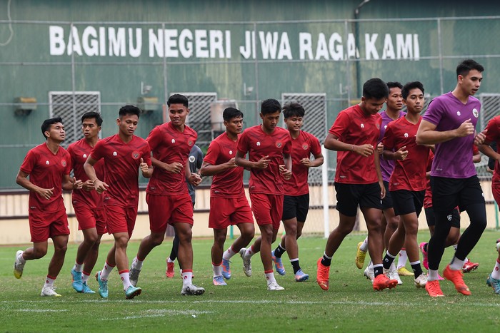 Pemain Timnas Indonesia senior dan U-20 melakukan pemanasan saat berlatih di Lapangan PTIK, Jakarta, Senin (20/3/2023). Timnas Indonesia senior akan berlaga dalam FIFA Matchday melawan Timnas Burundi pada 25 dan 28 Maret 2023 di Stadion Patriot Candrabhaga, Bekasi, Jawa Barat sedangkan Timnas U-20 mempersiapkan diri menghadapi Piala Dunia U-20 bulan Mei mendatang. ANTARA FOTO/Sigid Kurniawan/nym.