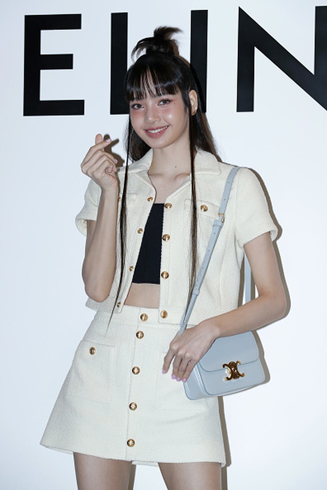 Lisa BLACKPINK, V BTS, dan Park Bo Gum meramaikan acara pembukaan pop-up store CELINE di The Hyundai Seoul pada Kamis (30/3/2023). Foto: Getty Images