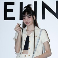 Lisa BLACKPINK, V BTS, dan Park Bo Gum meramaikan acara pembukaan pop-up store CELINE di The Hyundai Seoul pada Kamis (30/3/2023). Foto: Getty Images