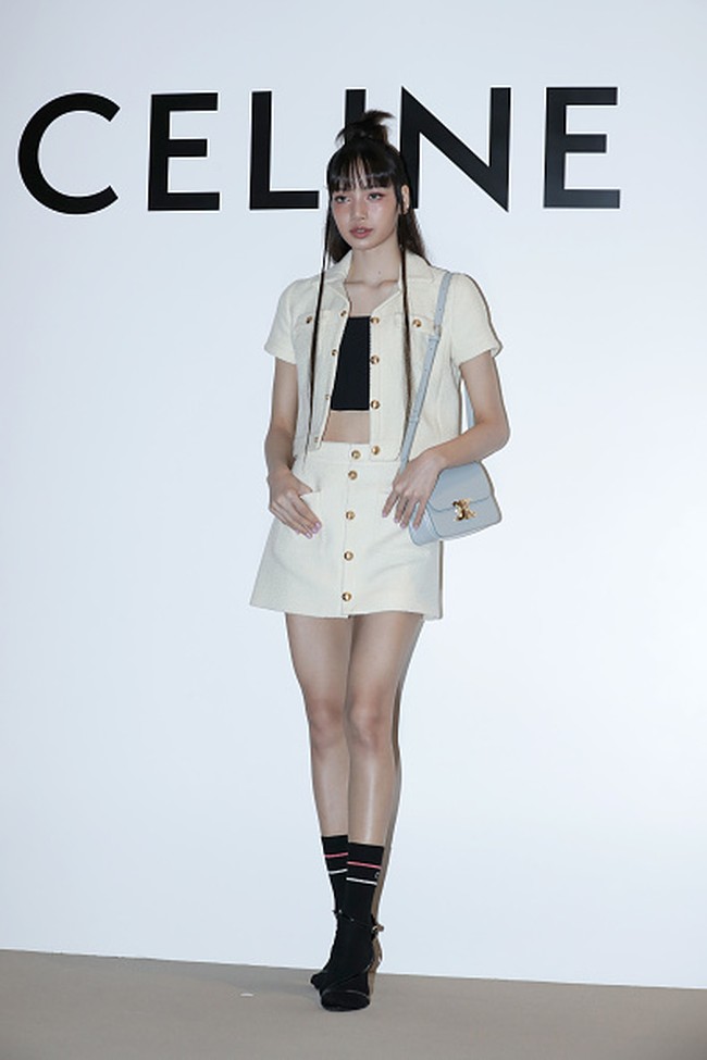 Dalam kesempatan itu, Lisa BLACKPINK memakai crop top hitam berbalut setelan jaket dan rok senada. Penampilannya dengan gaya rambut apple hair membuat penggemar gemas. Foto: Getty Images